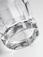 日本跨领域设计师 nendo 为法国奢侈水晶品牌 Baccarat 所设计的全新哈考特酒杯，意图通过创造一个棱角分明的“冰”融化的过程来展现玻璃杯的美。【日本设计出品，喜欢分享】
