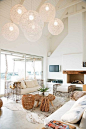 藤制组合沙发、茶几、吊灯，纯白色的家居空间简约自然
