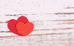 情人节的背景。木制背景上的两颗纸心