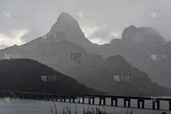 壮丽的山景Riaño水库在莱昂省，西班牙