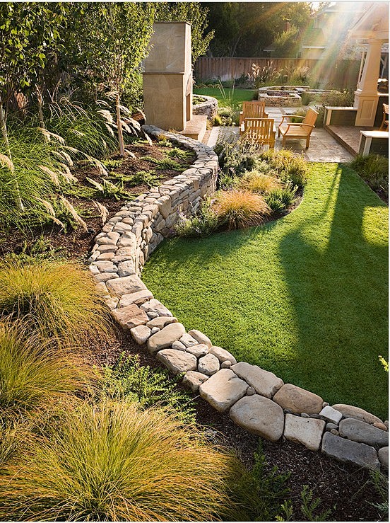 漂亮的矮石墙堆砌的后院享受完美的午后时光