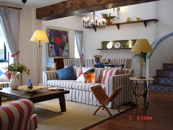 [地中海风格复式楼客厅条纹沙发装修效果图...