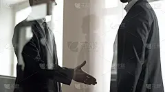 人力资源主管问候求职者，在大公司求职，透过玻璃看