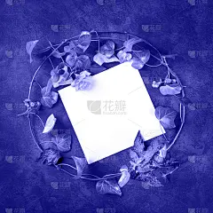 邀请或贺卡设计模板与扁平花环的树叶和鲜花，上方的方形拍摄与复制空间。常青藤和玫瑰框架，色调在一年的颜