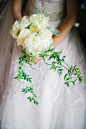 Samantha & John在透明帐篷中的浪漫婚礼 : 透明照片中白色的花艺装饰，和漂亮的水晶吊灯，白绿色鲜花和树木打造的浪漫婚礼仪式话题。
