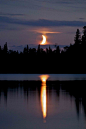 Moon setting on the lake Garden Hill, Manitoba - ... 在湖花园山的月亮，马尼托巴
