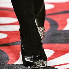 穿上这双鞋，出门公交地铁再也不怕被踩到脚趾头了
Miu Miu Ready To Wear Fall Winter 2020 Paris
hg时装插画超话 GeerWong超话 ​​​​