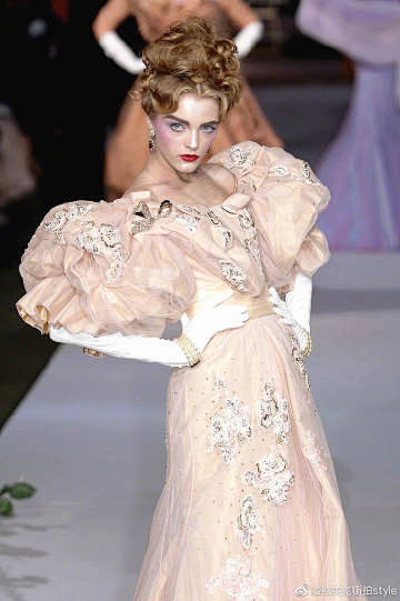 高级时装超话
Christian Di...