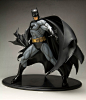 BATMAN バットマン ブラックコスチューム | KOTOBUKIYA : 2005年にARTFXシリーズとして、発売され好評を博した「ARTFX バットマン」。ジム・リーの手により描かれたエピックなバットマンを立体化したこのフィギュアが、近年のコミックでお馴染みのブラック&グレーカラーでリニューアル塗装を施し現代に蘇りました。更に、台座にはバットマンのエンブレムロゴを刻印する仕様を新たに追加。コミック版バットマンの魅力溢れるディテールを再現した傑作フィギュアを新たなカラーでお楽しみ下さい！