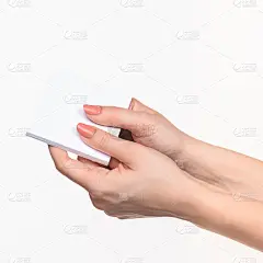 女性手里拿着白纸，记录在白纸上