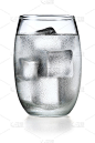 白底上有冰的水杯