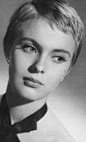 美国女演员珍·茜宝 (Jean Seberg)在《你好，忧愁》中紧贴头皮的发型（pixie hair）像假小子一般古灵精怪。到了今天依然有很多追随者，最知名的莫过于Rihanna以及安妮·海瑟薇。这种短发所展现的不再是20世纪前叶那种柔弱的充满女性特质的性感，而是如男孩儿般的率真、果敢、简洁。而她主打的帅男孩儿风格也成为了中性风的一个重要分支。她的pixie头是我觉得女明星中最好看的，很优雅