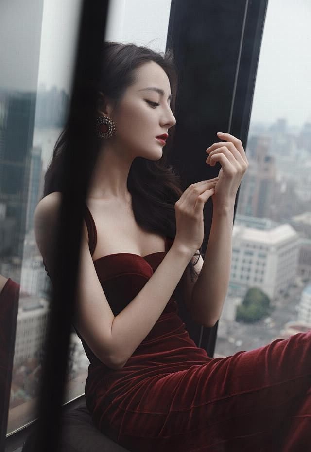 迪丽热巴红色抹胸大秀性感魅力！肌肤娇嫩魔...