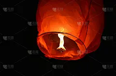 天灯在夜晚的背景下飞舞