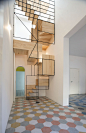 米兰建筑师Francesco Librizzi studio设计的精巧楼梯 - 灵感日报 : 我们常见的楼梯大多笨重或者相貌平平，然而有时他之于生活中的我们是不可或缺的。其作为一个部件常常在最不经意的细处流露出人们心底对美好生活态度，它们往往处于一个相对隐蔽的角落羞于见人。然而来自米兰的建筑师Francesco Librizzi却对楼梯的设计有着独到的手法，其设计让楼梯显得异常轻盈……