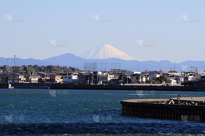 日本静冈县滨松市的滨之子湖和富士山