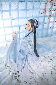 模特/十里/微博/汉尚华莲/汉服/齐胸襦裙/明制/齐腰襦裙/汉服摄影/摄影/古风
花瓣/雨清露