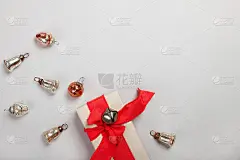 灰色背景上有红色丝带的细长礼盒