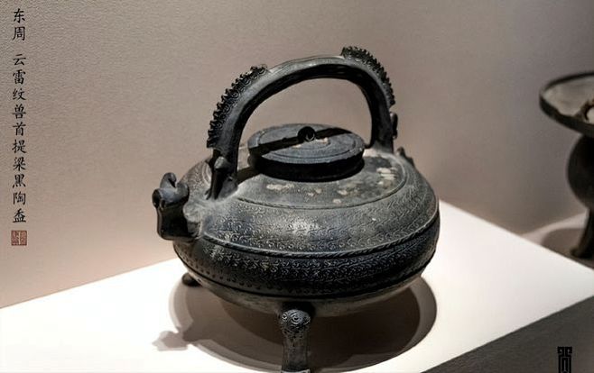 东周·云雷纹兽首提梁黑陶盉 江西省博物馆...