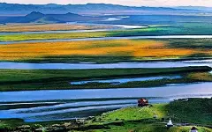 比九寨沟更美的绝色之地：人间仙境
若尔盖湿地
　　若尔盖——被誉为“中国最美的湿地”，位于四川省阿坝藏族羌族自治州东北部的若尔盖、阿坝、红原、壤塘四县境内，青藏高原东部边缘地带，是我国三大湿地之一。
　　美丽的草原四周分别与甘肃省玛曲、碌曲、卓尼、迭部四县接壤。距兰州533公里，离阿坝藏族羌族自治州州府驻地马尔康330公里，南距成都596公里。另外每年9月中旬，漫山遍野的红叶由高到低层次分明地从山顶到河谷竞相争艳。行在河谷的翠绿与山峦的斑斓交织的长廊中，心中定会装满浓浓醉人的秋色。