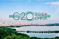 G20杭州峰会开幕了，但是LOGO设计你知道吗？和谐对称的中国美学
会标中的20根线条代表与会的20国，这些线从世界各个地域，穿过海洋，穿过高山，来到杭州相汇聚。桥梁线条形似光纤，寓意信息时代的互联互通。

图案中G20的「0」则与桥洞形成契合，寓意峰会是一个团结、融合的过程，借此回应峰会的圆桌会议精神。

此外，G20会议有一个要求——主办国不得出现当国文字。因此，袁由敏团队将汉字以印章的形式巧妙地嵌入图形中去。

袁由敏认为，在中国人的意识里，印章是个人信用的体现。设计入G20会标中，更是体现了中国作