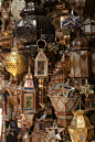 摩洛哥玻璃和金属灯笼在马拉喀什市场的灯