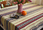 3、铺上适合秋天风格的桌布。比如，落叶、葫芦、条纹或方格子式样的棉布，这些都可以给厨房和起居室增添温暖的感觉。