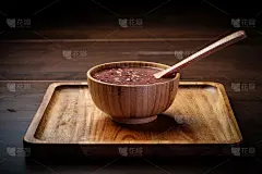中国菜。桌上放着美味的八宝粥