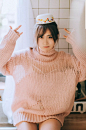 红色毛衣女孩