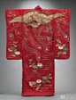 日本传统服饰欣赏。和服是日本的民族服装，由中国的汉族服饰发展而来，三国时期东吴女人穿的几乎和和服一模一样，就是没有腰后的背包 所以在日本被称为“吴服”和“唐衣”，和服是西方人对吴服的称谓，日本人已经接受的这个称谓，但是很多卖和服的商店，还是写着“吴服”。 via：baidu