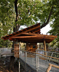 莫里斯植物园,树梢上的装置 Morris Arboretum, Out on a Limb / Metcalfe Architecture & Design :   Metcalfe Architecture & Design：Metcalfe与莫里斯植物园合作，创造了一个独特的树梢体验——一个向大自然学习的地方。装置沿着植物园森林中450英尺高的小路延伸。我们的设计平衡了感知的危险、实际的安全、漂亮的材料和真实的树木。游客们最...