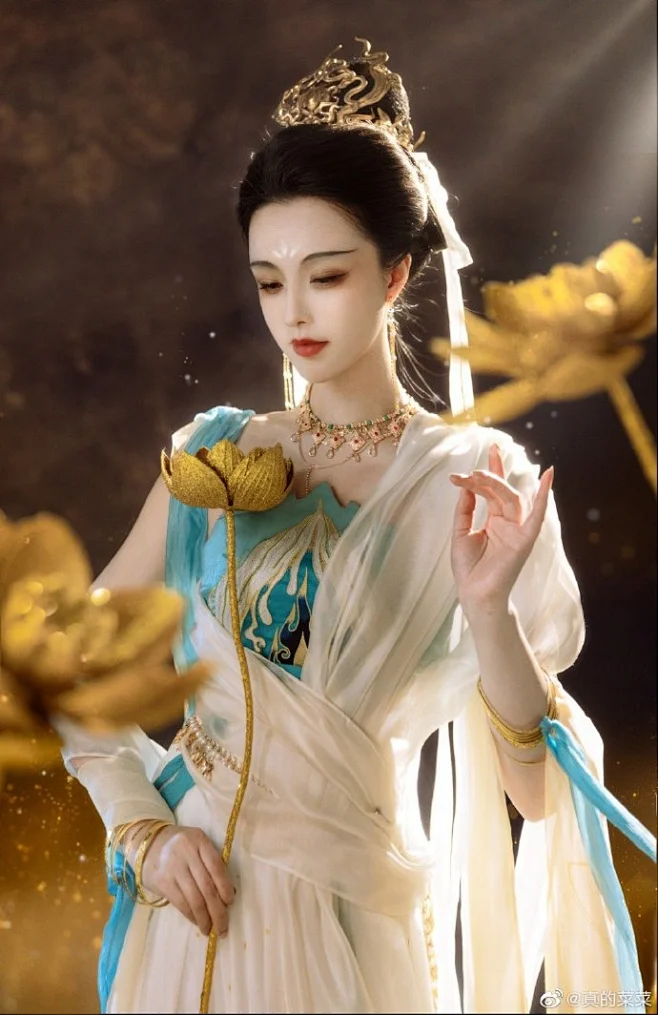 #敦煌映像# 服饰——蓝色圣火—— 火焰纹是敦煌石窟壁画中的重要图案之一，主要装饰在佛背光、头光之中，早期最多，初唐后渐少。 熊熊燃烧向上的 ...