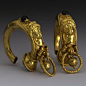 #Etruscan古董珠宝#Etruscan伊特拉斯坎,是古代意大利西北部伊特鲁里亚地区古老的民族，伊特拉斯坎时期的珠宝材质中以黄金最受推崇，无论男女都喜欢佩戴金饰，人们会在十个手指上全都戴满金戒指，黄金首饰的制作工艺华美而粗犷 。
