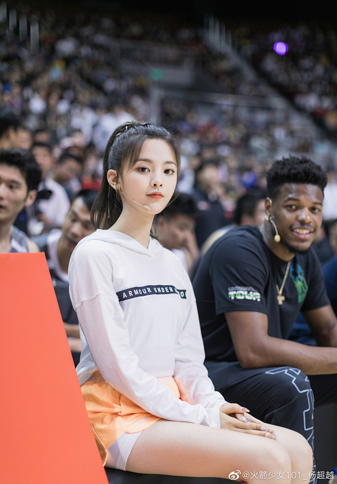 杨超越打篮球
