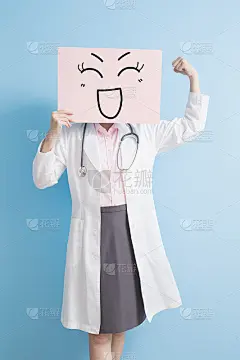 女医生拿着广告牌