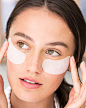 Total Relief Eye Mask : Description This plush treatment mask immerses the delicate eye area in concentrated rejuvenating actives, helping quickly soothe puffiness and sweep away the look of lines and wrinkles for an enlivened, vital appearance. Decorté V
