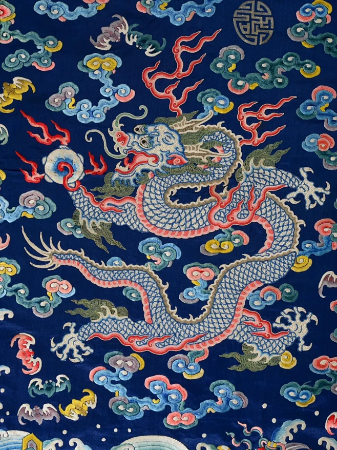 乾隆•蓝地珠绣龙纹藏式袍-花瓣网