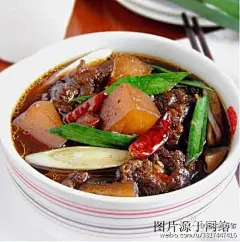 【牛肉炖萝卜】牛肉切小块。白萝卜切方丁。牛肉放入砂锅放姜片葱白八角桂皮调少许油和老抽拌匀。小火经常翻抖。待牛肉紧缩倒没过牛肉的开水，加干红椒和四物包。大火烧开转中小火炖1小时。萝卜丁翻炒片刻。把萝卜丁加入牛肉里。大火烧开转中火煮半小时左右。调入少许食盐，加入青蒜，稍煮片刻即可。