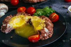 盘子里的牛排和鸡蛋。热腾腾的菜真好吃