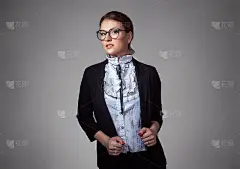 近距离肖像自信的商务女性在正式着装守则拿着西装外套看着你的相机孤立的灰色背景墙。积极的人类情绪，面部