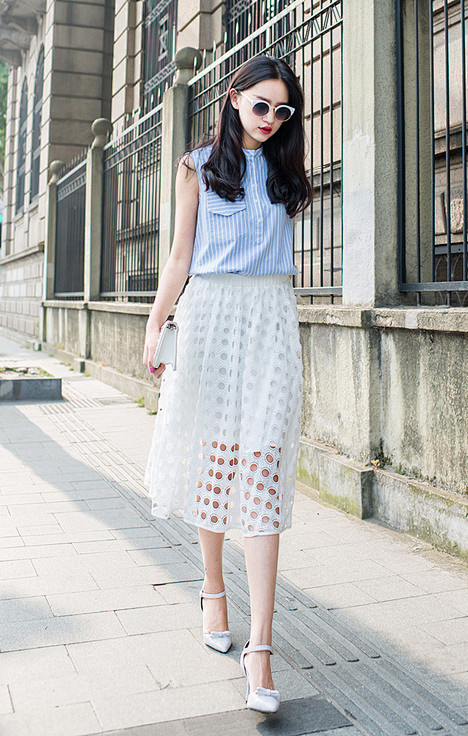 蓝色条纹无袖棉短袖，白色镂空长裙，很美~