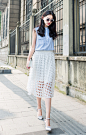 蓝色条纹无袖棉短袖，白色镂空长裙，很美~