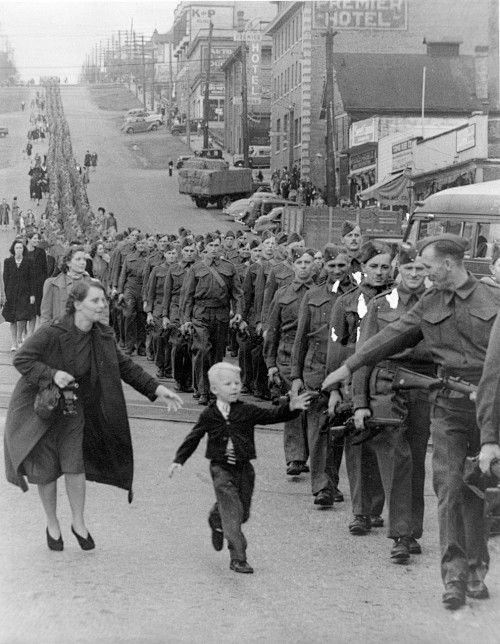 1940年10月，英国一队军人正在等候远...