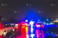 事故发生时，夜间警车的灯光模糊了。