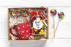 手工制作的爱心包，带有糖果的季节礼品盒，白色桌上的杯子，为家人，朋友，女孩的感恩节，圣诞节，圣诞节，