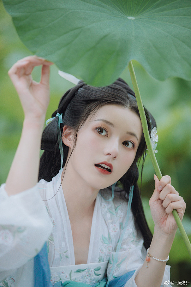 汉服超话#处暑#

“惟有绿荷红菡萏，...