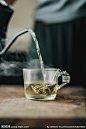正在倒开水泡茶