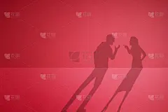 一对吵架的夫妇的影子。夫妻吵架。