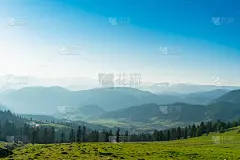 佐治亚州美丽的山景。以自然为背景，山中的山谷和房屋