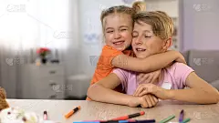 小弟弟和小妹妹团聚在一起，幼稚温柔的关系